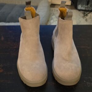Crown Vintage Beige Chukka Boots